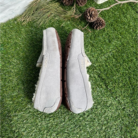 UGG🍁🍂 Ansley Water Resistant Slipper Light Grey Suede
Women size 7 gently used - Picture 14 of 16